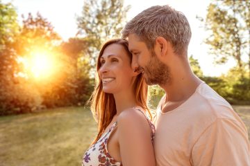 glückliches paar in sonnenstrahlen